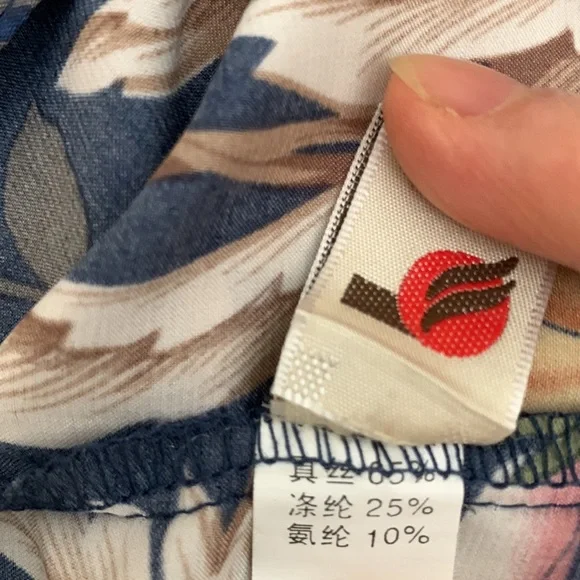 Supper unique 65% silk short sleeve floral top. - Picture 10 of 11